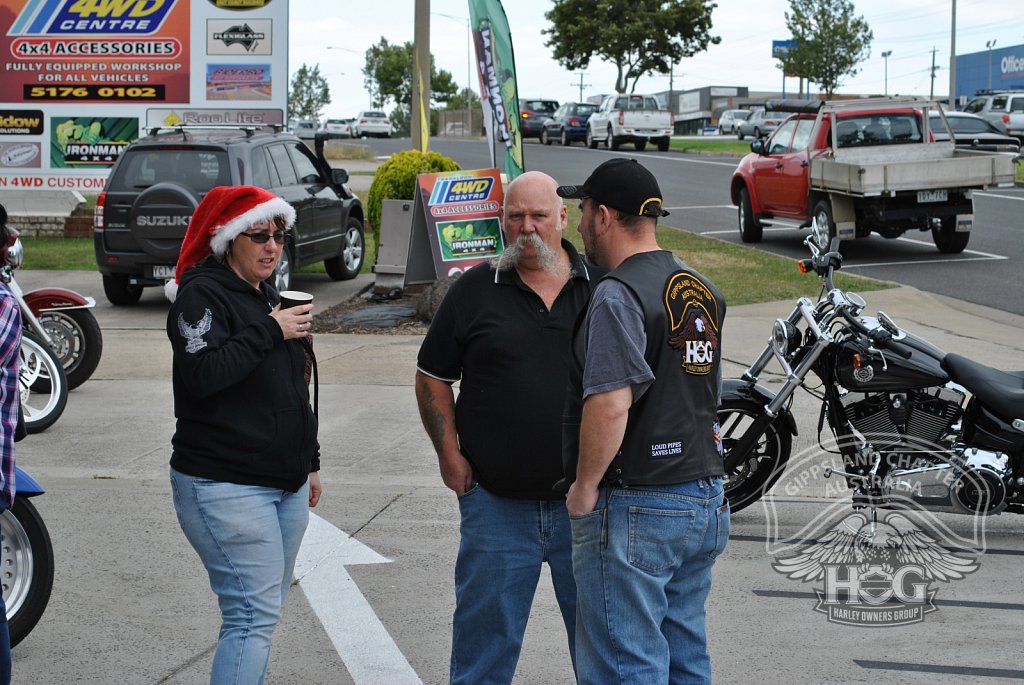 New member Peter Young chatting to Pamie & Paul Tabone